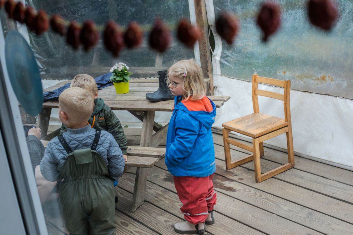 Børn i Lille-Gryn under halvtaget ved indgangen til børnehaven.