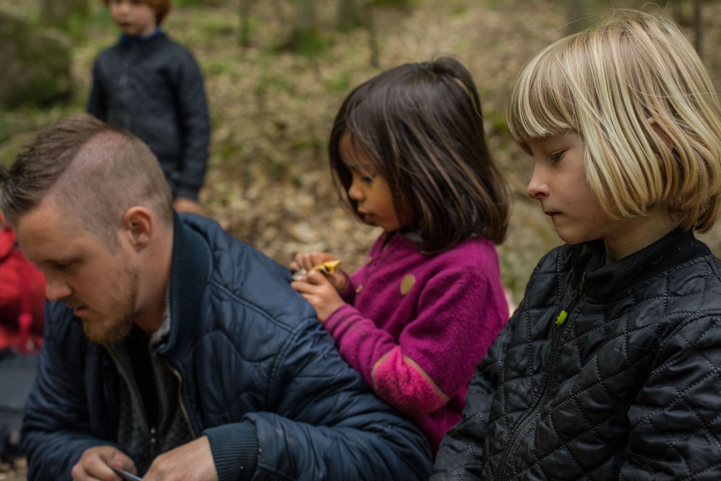 En pædagog i Lille-Gryn laver bål med børnene i skoven ved Svaneke på Bornholm.