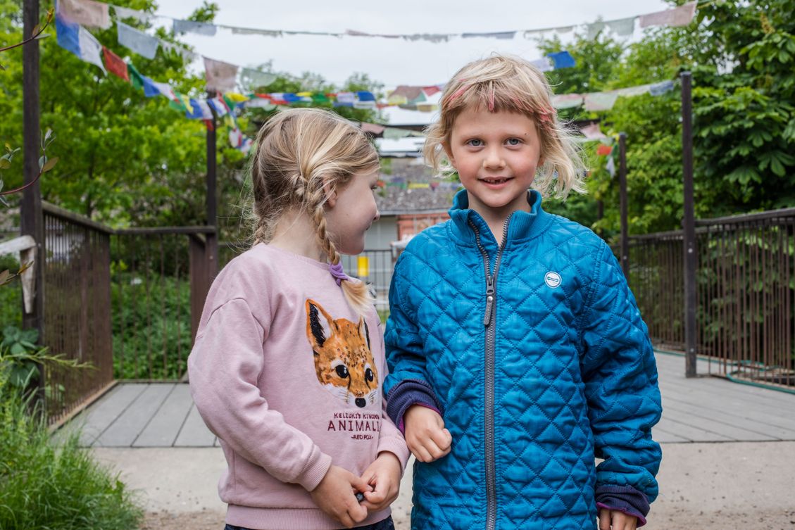 Børn i Lille-Gryn leger på legepladsen.