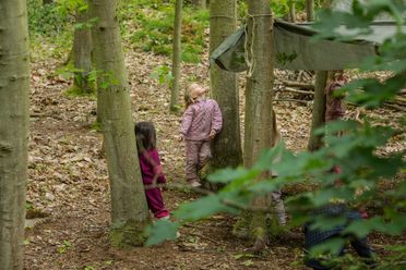 Skovgruppebørn i Lille-Gryn leger i skoven ved Svaneke på Bornholm.