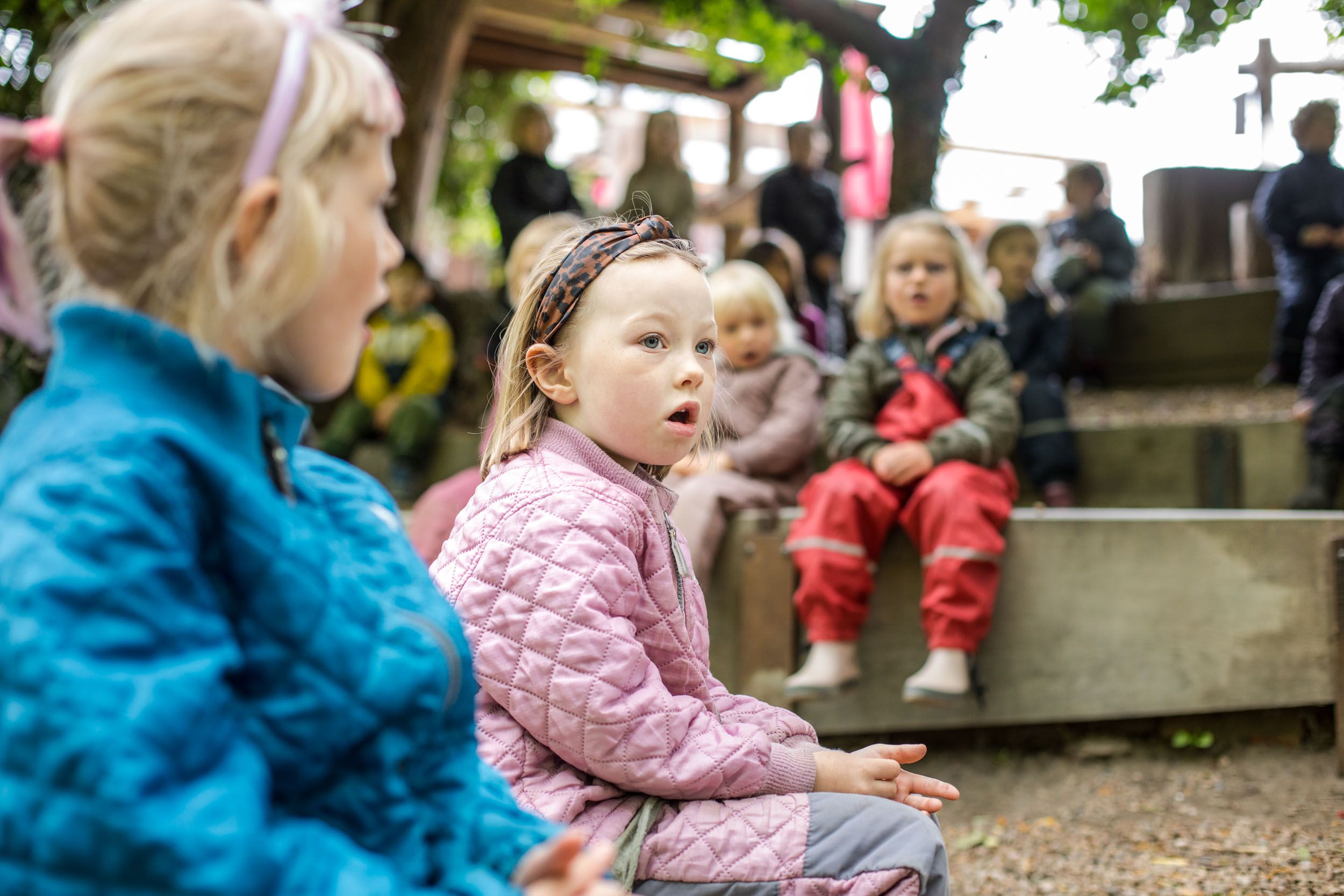 Musik med børnene udenfor i Natur- & Musikbørnehaven Lille-Gryn