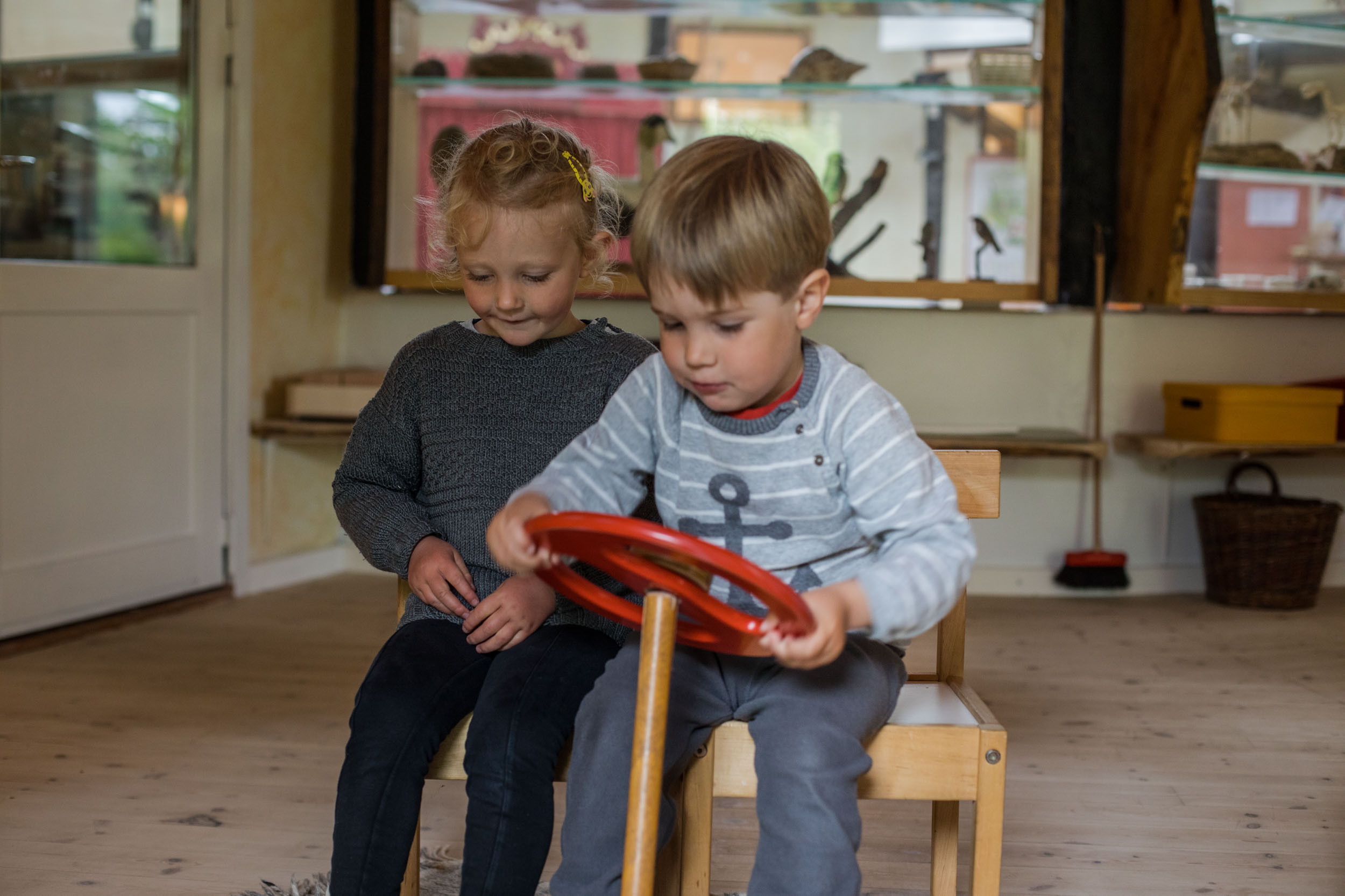 Børn leger indendørs i Lille-Gryn.