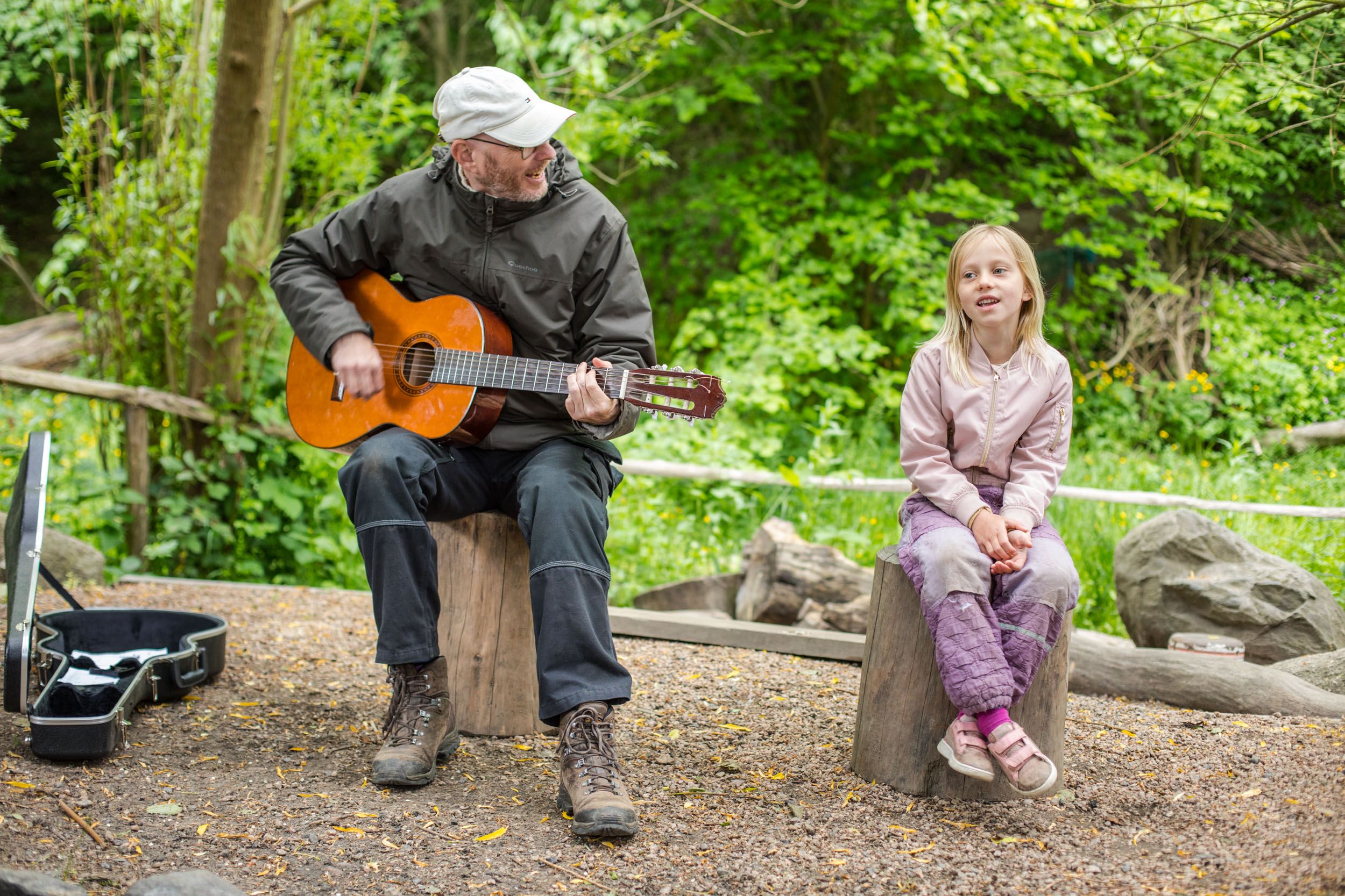 Børnene synger udenfor i Natur- & Musikbørnehaven Lille-Gryn