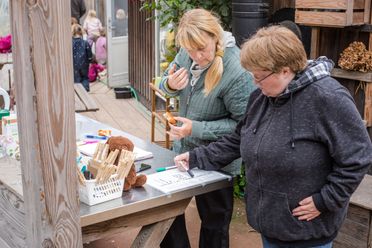 De voksne i Lille-Gryn forbereder økologisk mad til børnene.