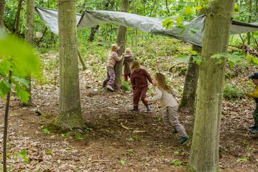 Skovgruppebørn i Lille-Gryn leger i skoven ved Svaneke på Bornholm.