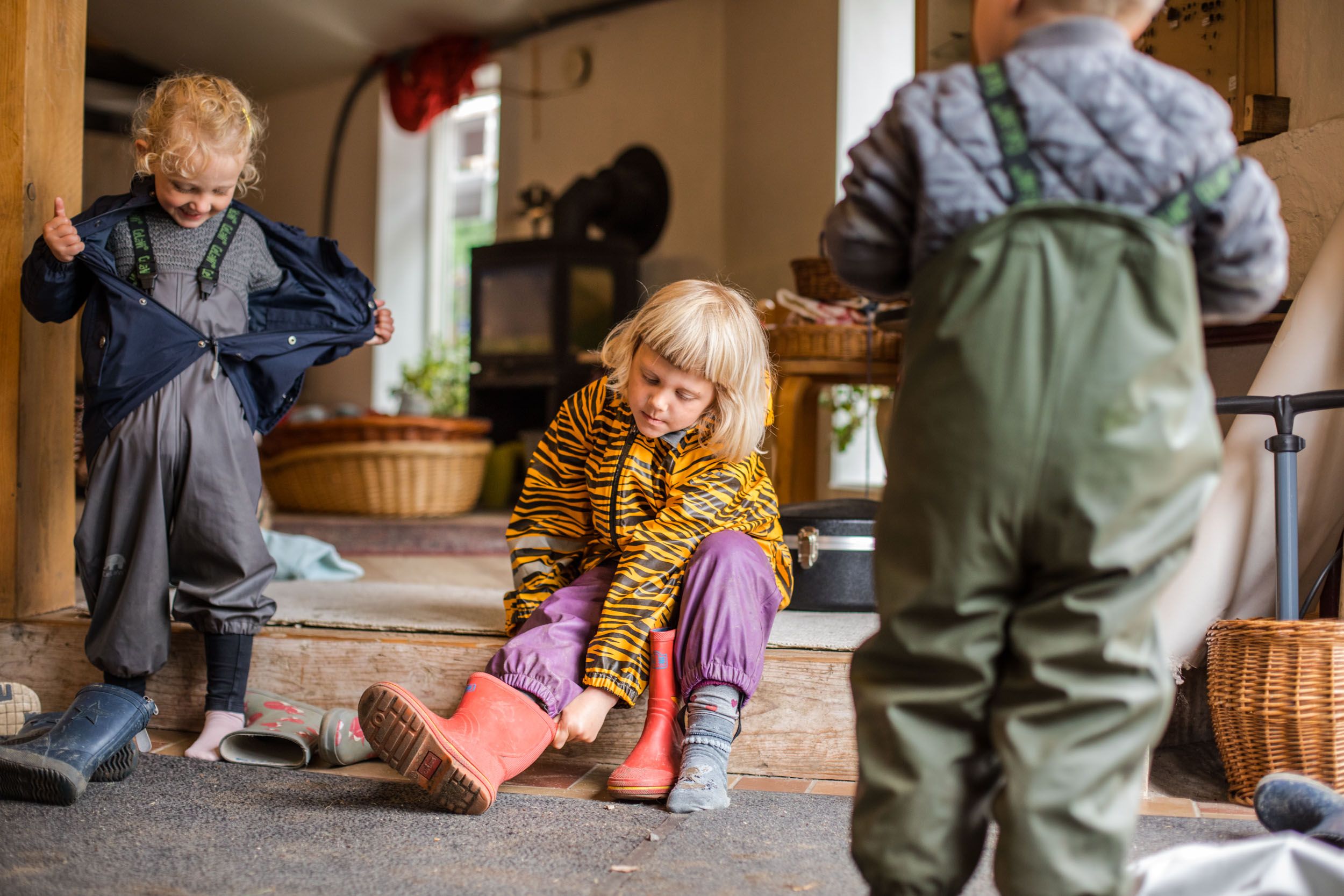 Børn i Lille-Gryn børnehave som gør sig klar til at gå ud og lege i børnehaven.