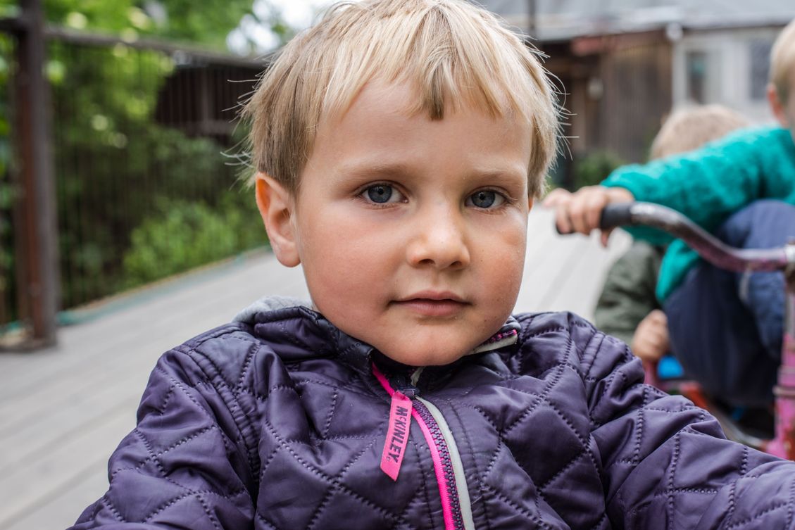 Børn i Lille-Gryn leger på legepladsen.