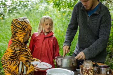 Børn i Lille-Gryn leger på legepladsen.