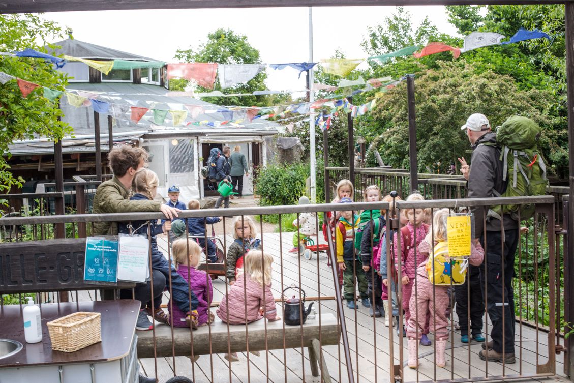 Skovgruppen i Lille-Gryn børnehave på vej ud på den daglige tur i skoven.