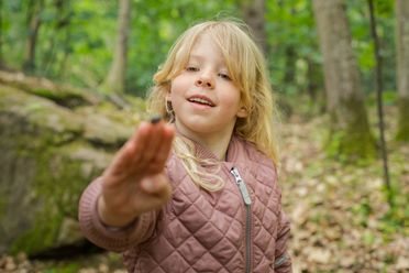 Skovgruppebørn i Lille-Gryn leger i skoven ved Svaneke på Bornholm.