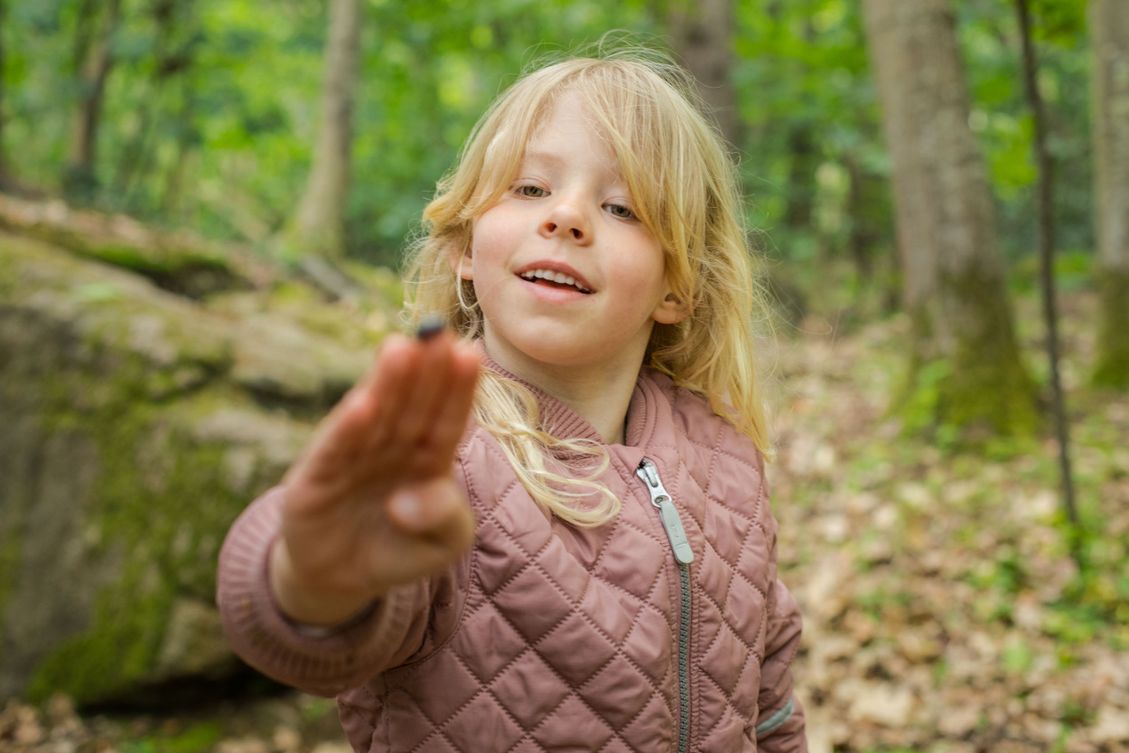 Skovgruppebørn i Lille-Gryn leger i skoven ved Svaneke på Bornholm.