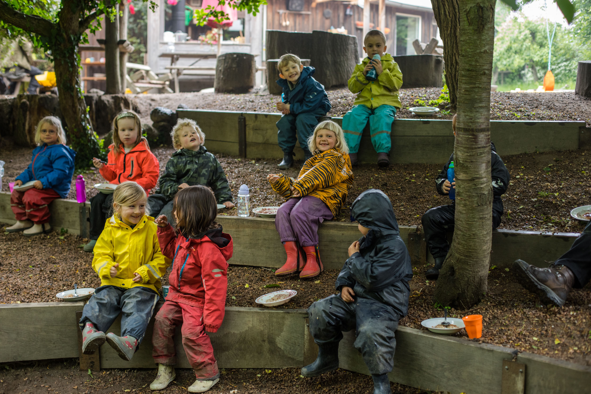 Børn spiser økologisk hjemmelavet grød til frokost i Lille-Gryn.