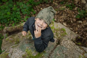 Skovgruppebarn i Lille-Gryn på en klippe i skoven ved Svaneke på Bornholm.