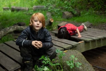 Børn i Lille-Gryn leger ved åen.