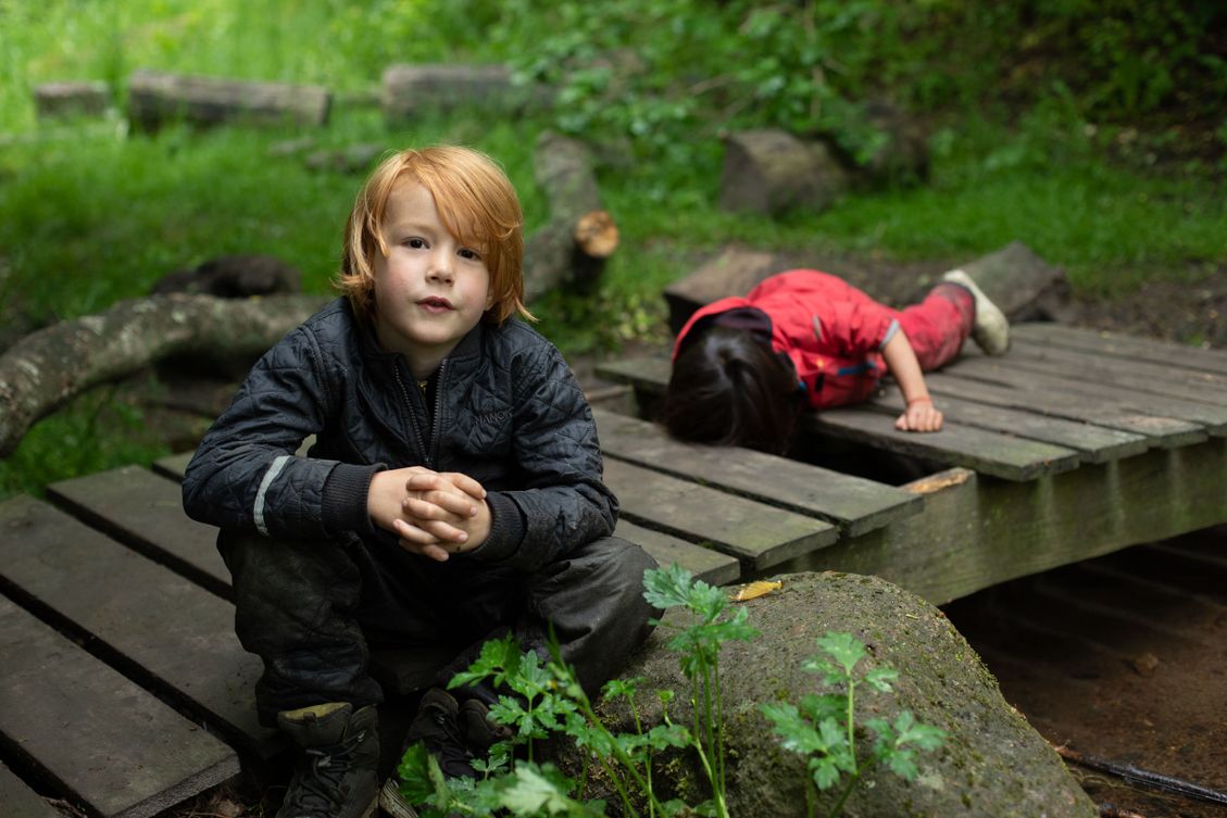 Børn i Lille-Gryn leger ved åen.