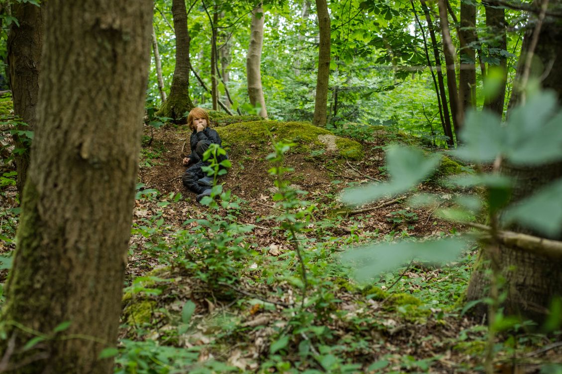 Skovgruppebørn i Lille-Gryn leger i skoven ved Svaneke på Bornholm.