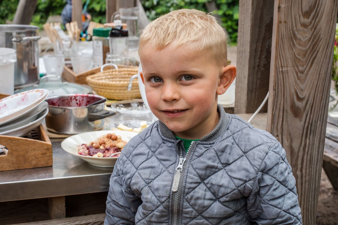 Barn i Lille-Gryn leger på legepladsen.