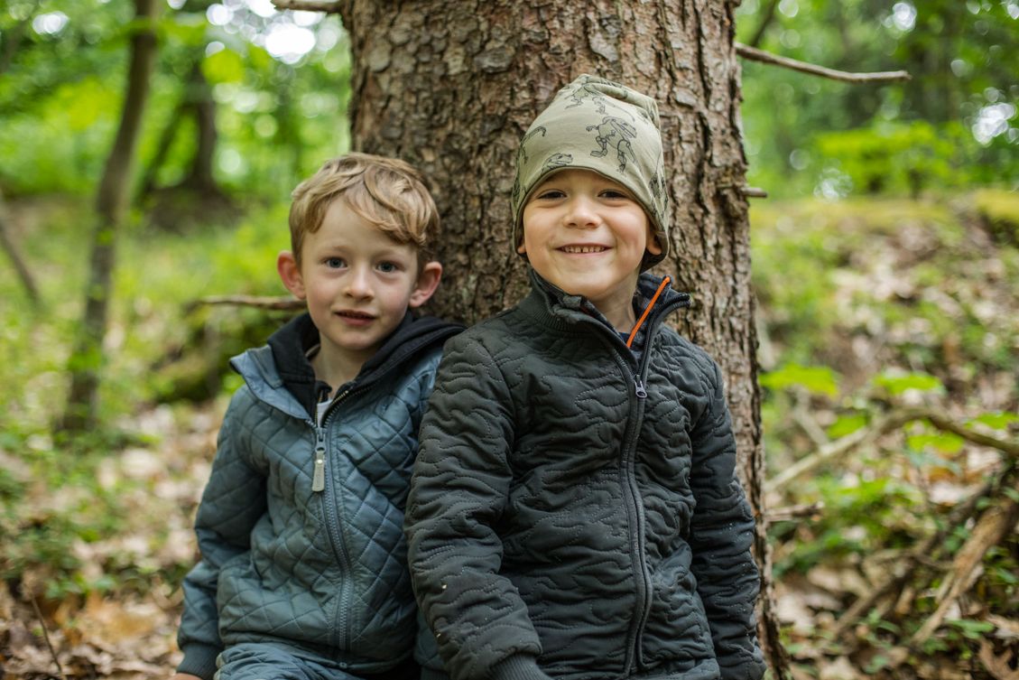 Skovgruppebørn i Lille-Gryn leger i skoven ved Svaneke på Bornholm.