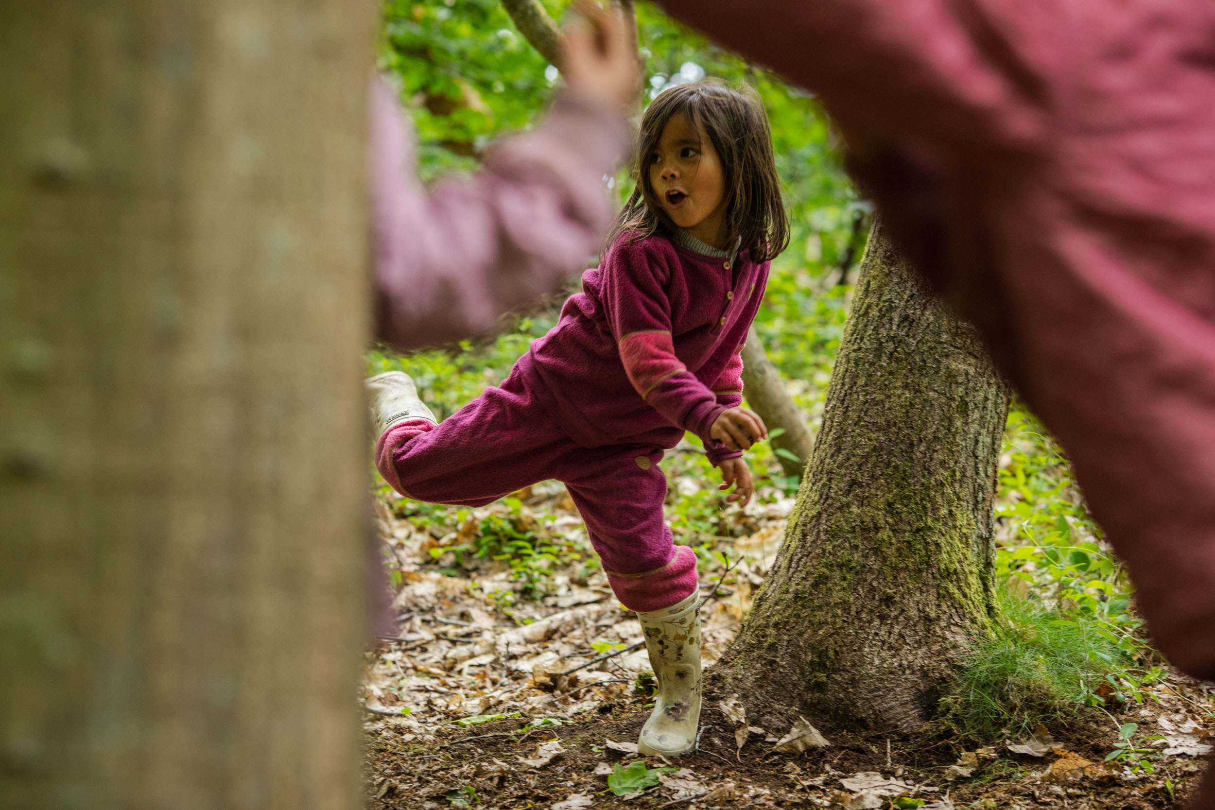Skovgruppebørn i Lille-Gryn leger i skoven ved Svaneke på Bornholm.