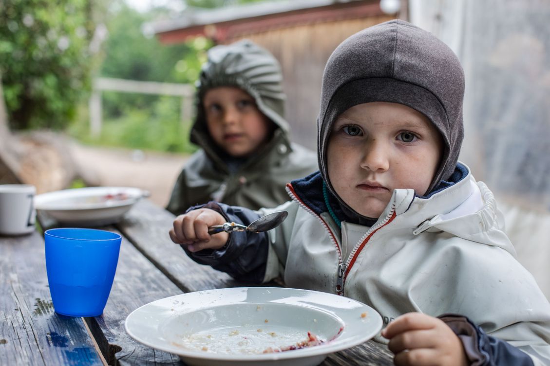 Børn spiser økologisk hjemmelavet grød til frokost i Lille-Gryn.