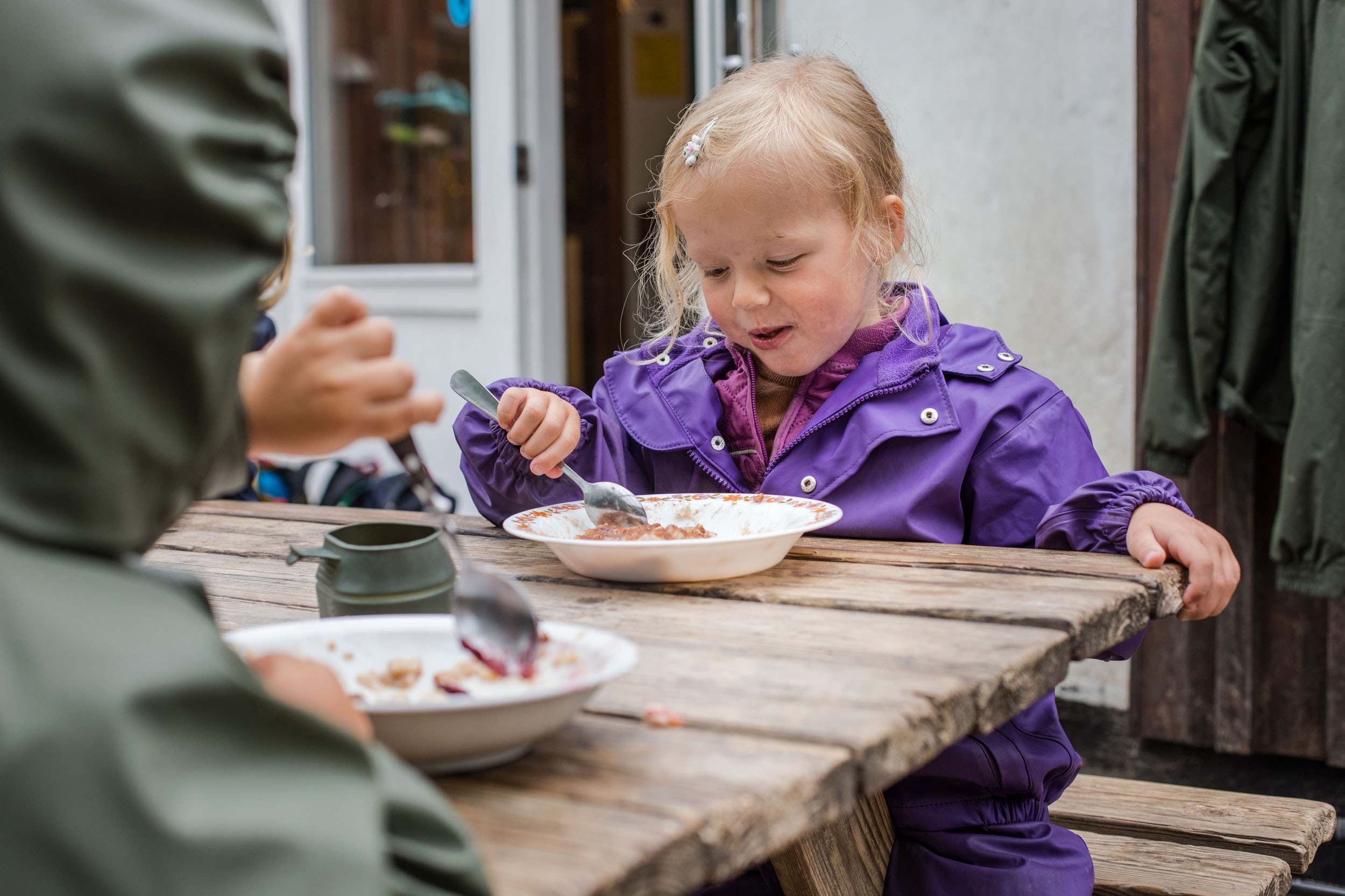 Barn spiser hjemmelavet grød til frokost i Lille-Gryn.