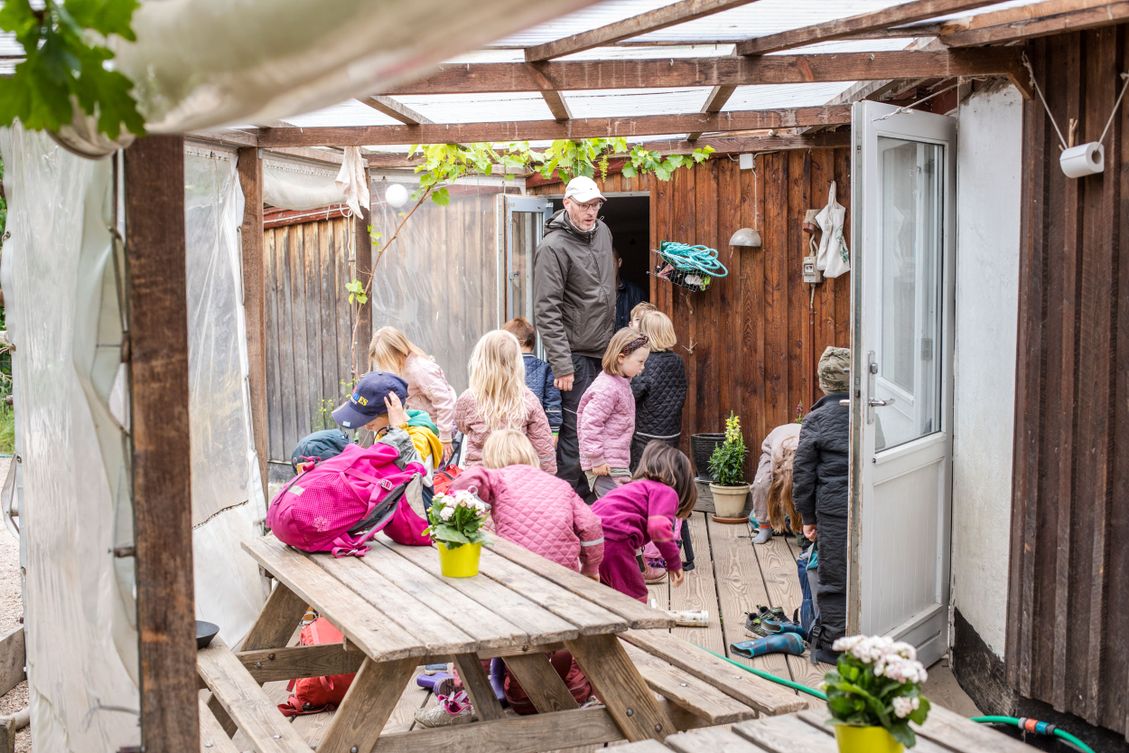 Børn udenfor Lille-Gryn børnehave under halvtaget.