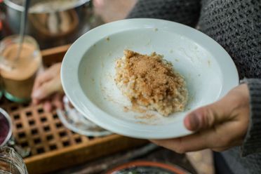 Økologisk hjemmelavet grød børnene til frokost i Lille-Gryn.