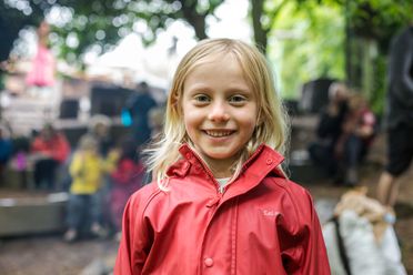 Barn i Lille-Gryn leger på legepladsen.