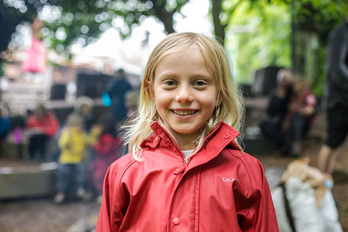 Barn i Lille-Gryn leger på legepladsen.